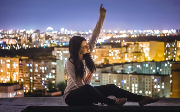 Девушка и город