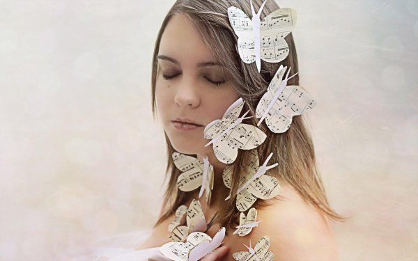 Бабочки и девушка