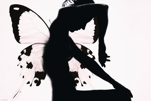 Бабочки и девушка