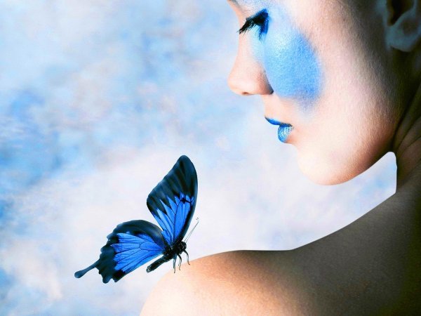 Бабочки и девушка