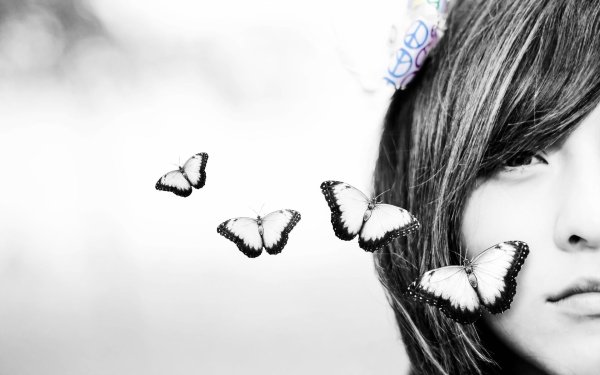 Бабочки и девушка