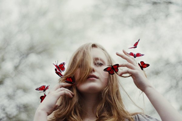 Бабочки и девушка