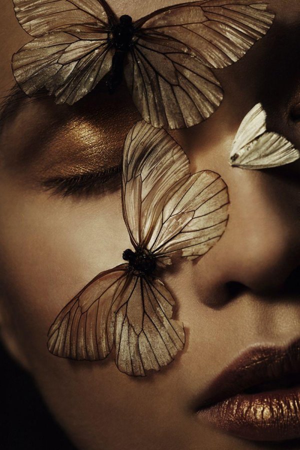 Бабочки и девушка