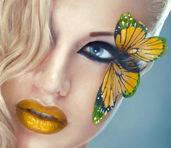 Бабочки и девушка
