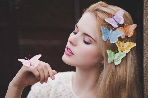 Бабочки и девушка