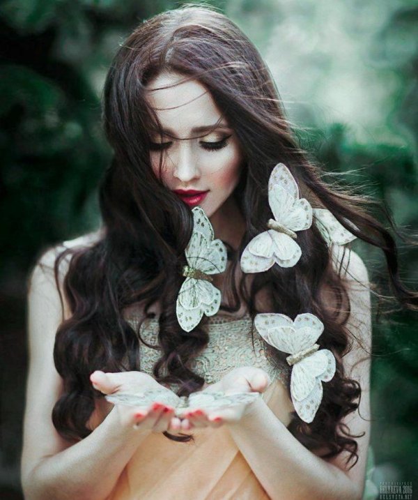 Бабочки и девушка