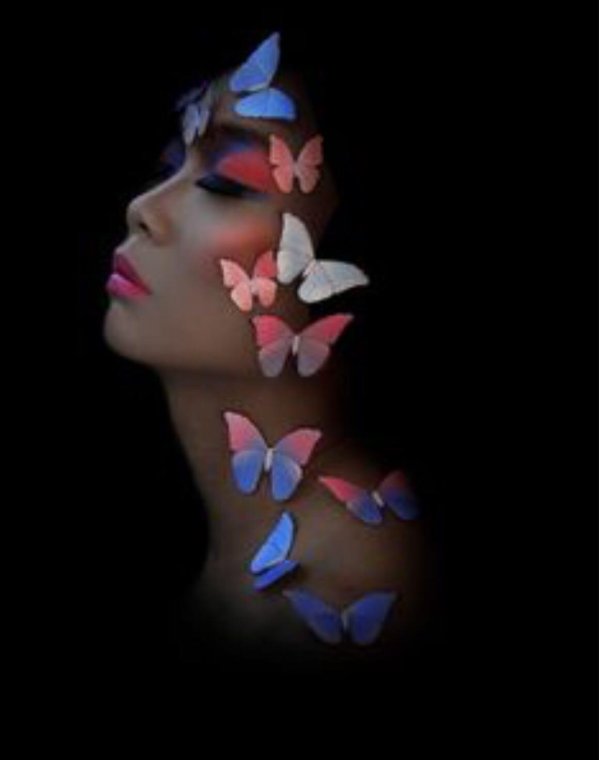 Бабочки и девушка