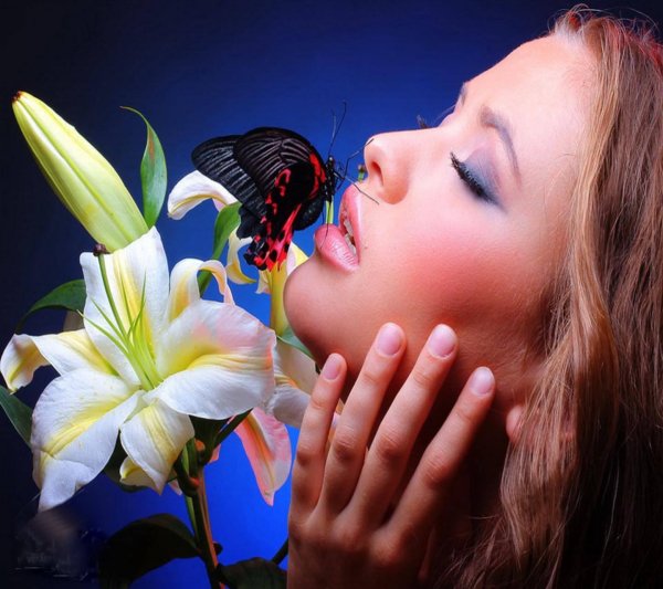 Бабочки и девушка