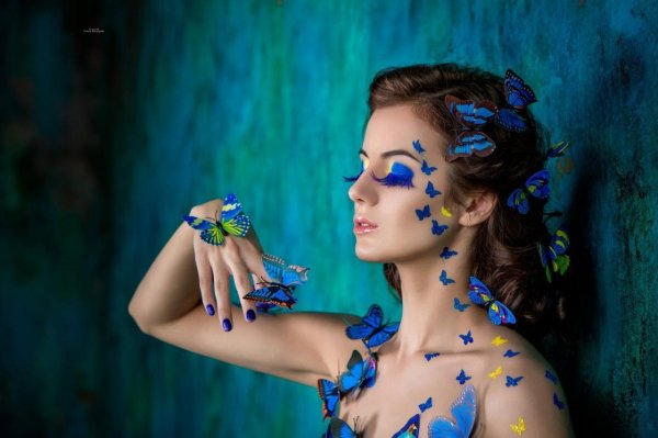 Бабочки и девушка