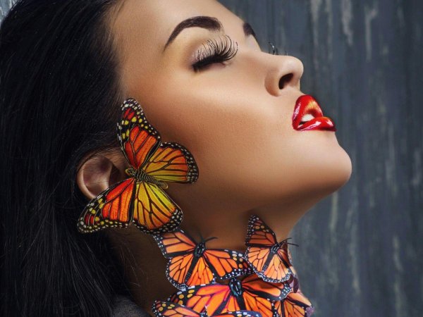 Бабочки и девушка