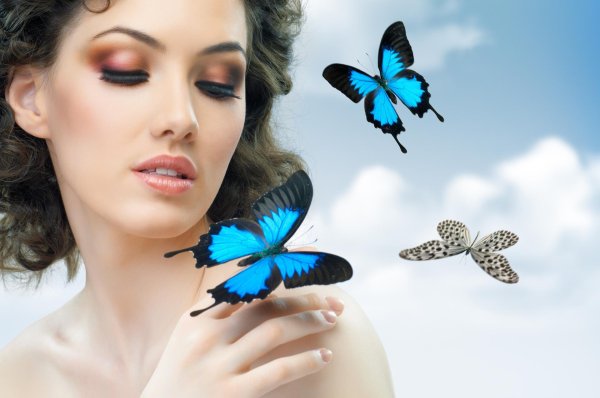 Бабочки и девушка