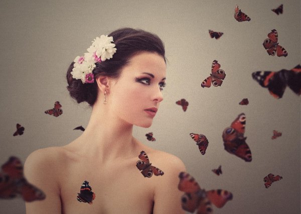 Бабочки и девушка