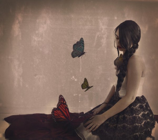 Бабочки и девушка