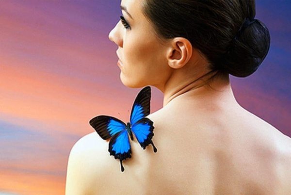 Бабочки и девушка