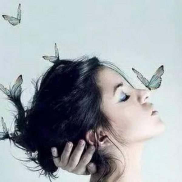 Бабочки и девушка