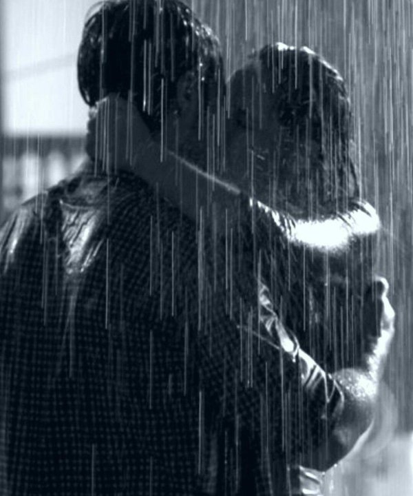 С дождем девушка