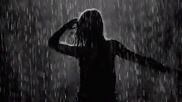 С дождем девушка