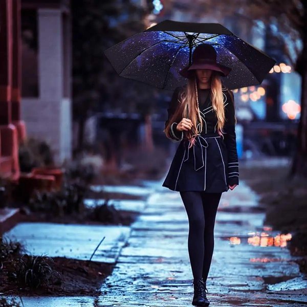 С дождем девушка