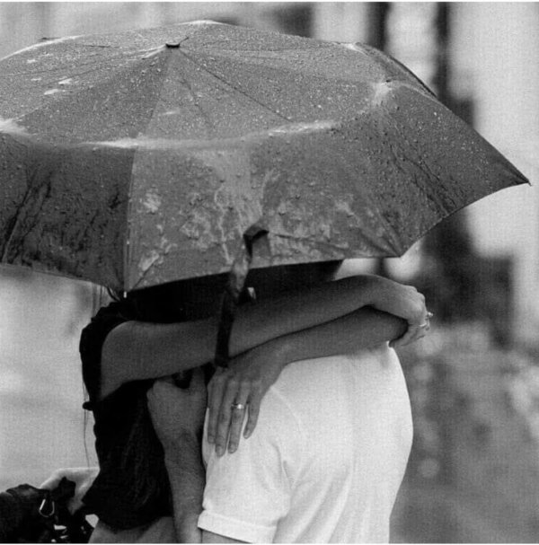 С дождем девушка