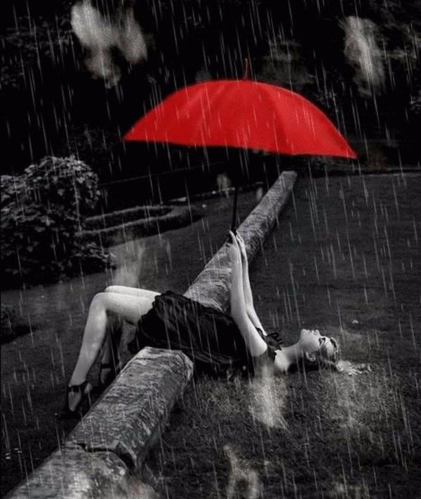 С дождем девушка