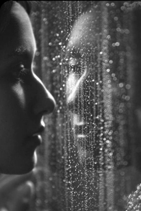 С дождем девушка