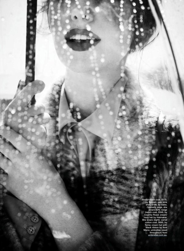 С дождем девушка