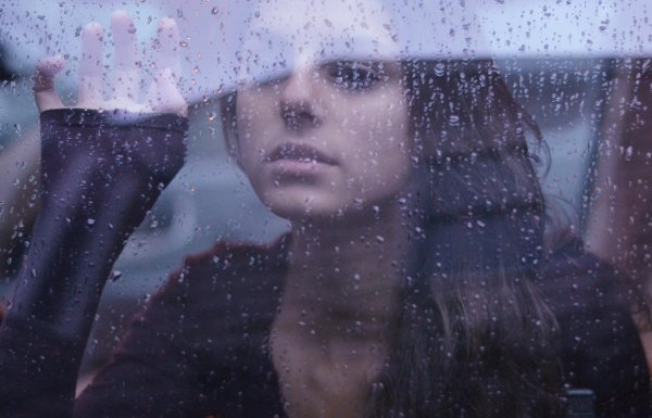 С дождем девушка