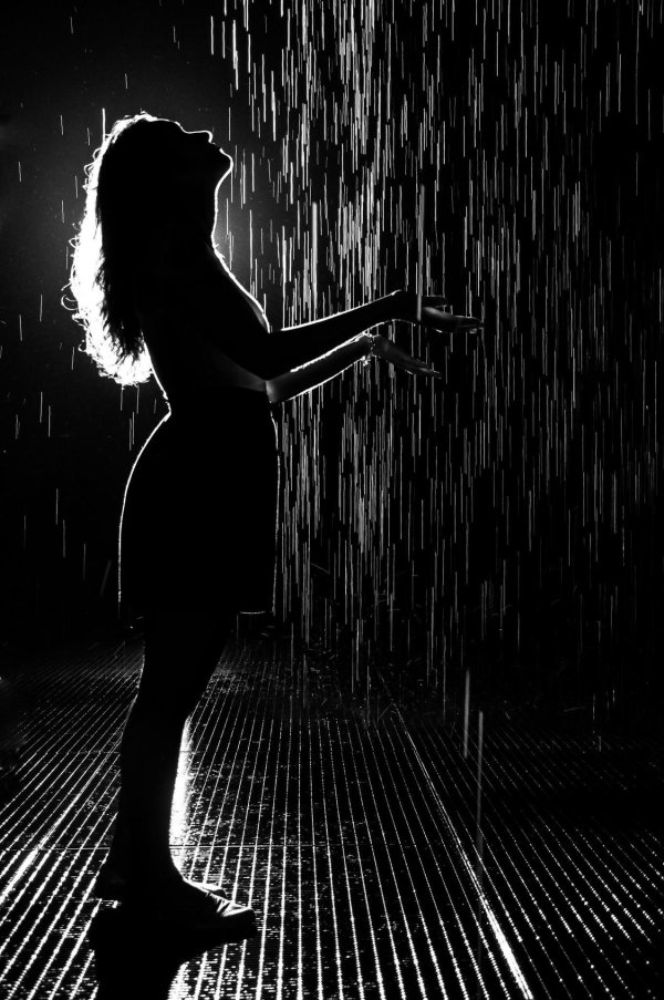 С дождем девушка