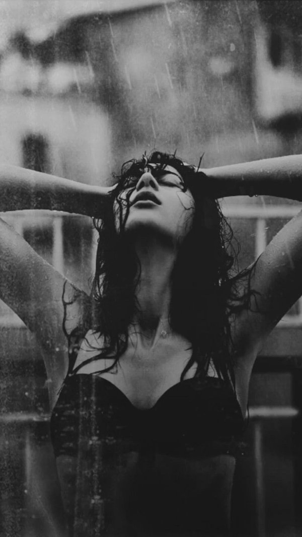 С дождем девушка