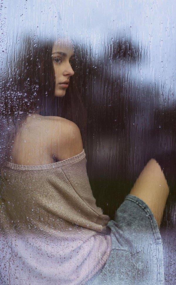 С дождем девушка