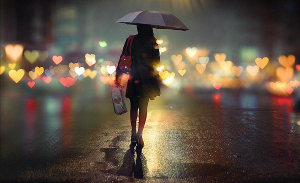 С дождем девушка