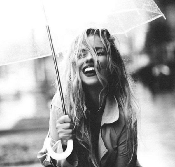 С дождем девушка