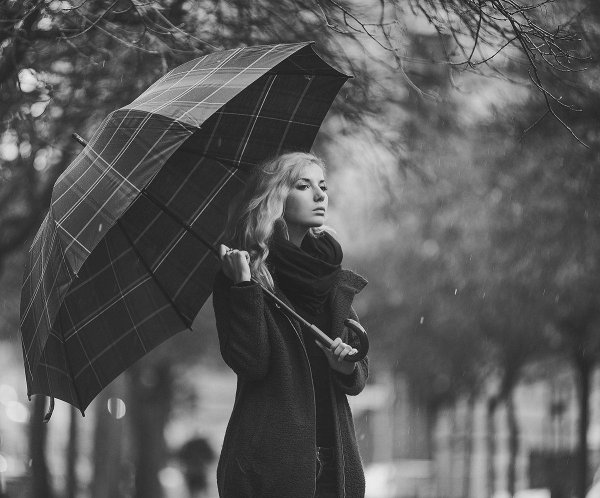 С дождем девушка