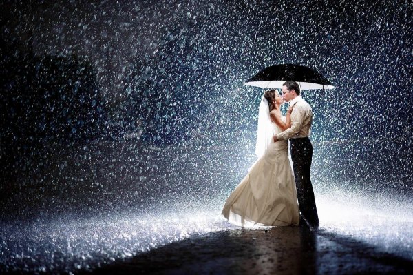 С дождем девушка