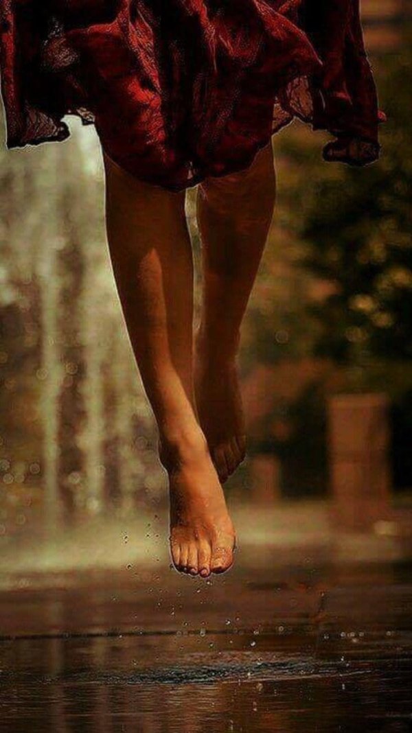 С дождем девушка