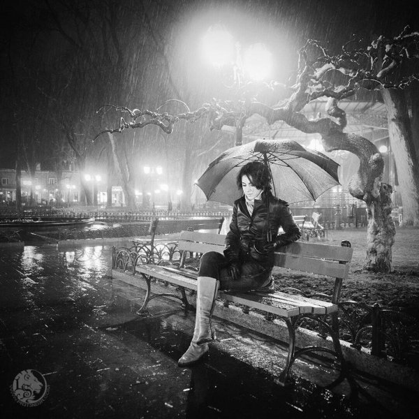 С дождем девушка