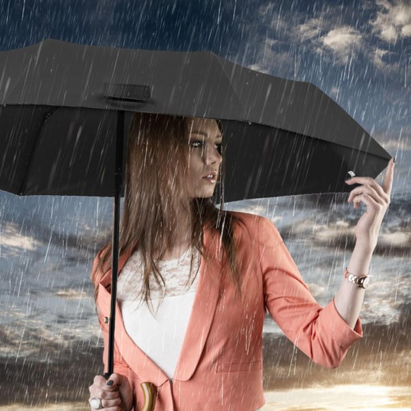С дождем девушка