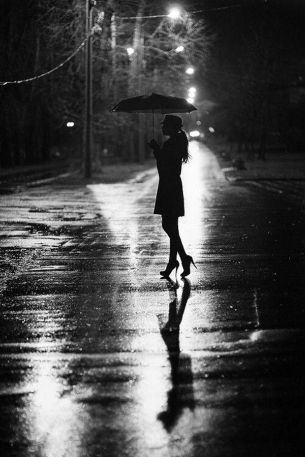 С дождем девушка