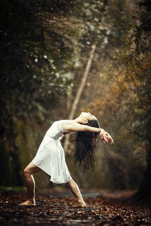 С дождем девушка