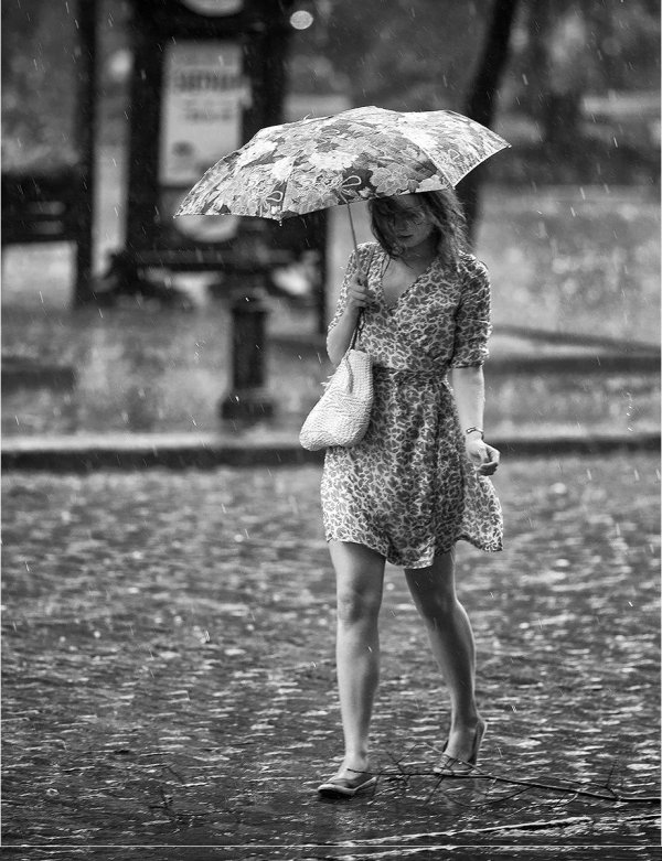 С дождем девушка