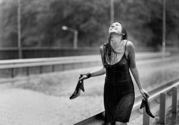 С дождем девушка