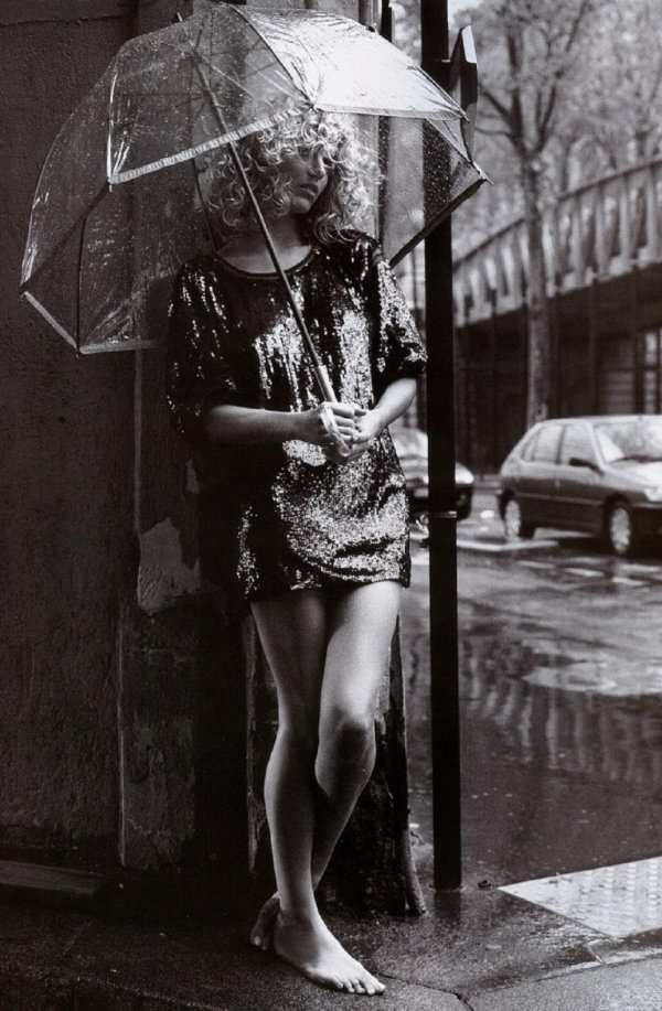 С дождем девушка