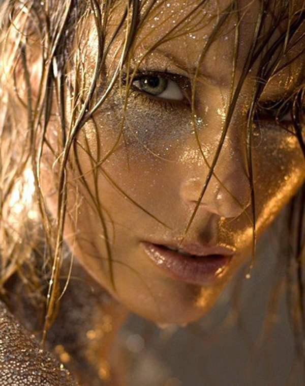 С дождем девушка