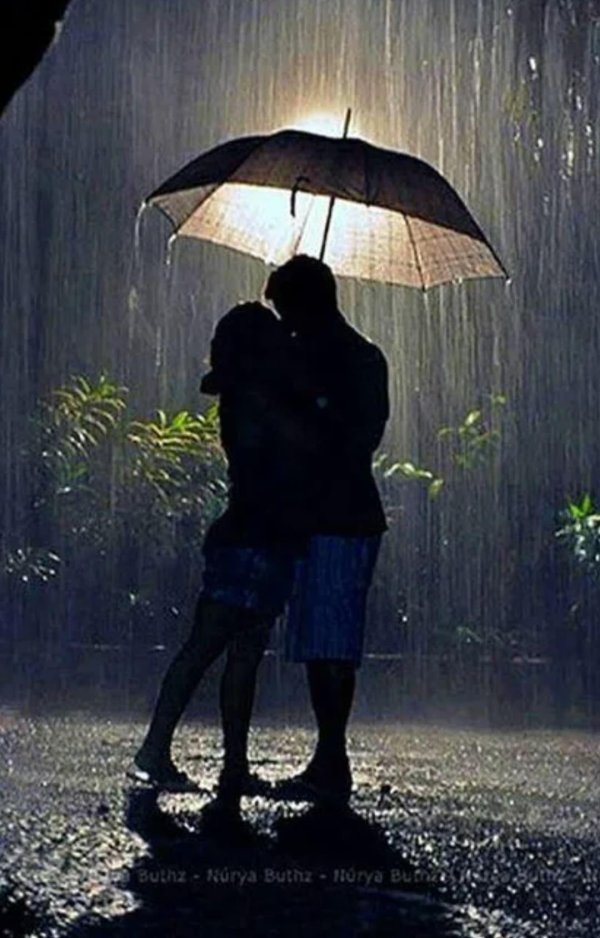 С дождем девушка