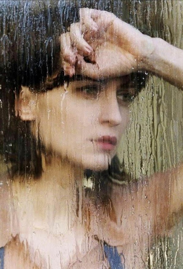 С дождем девушка