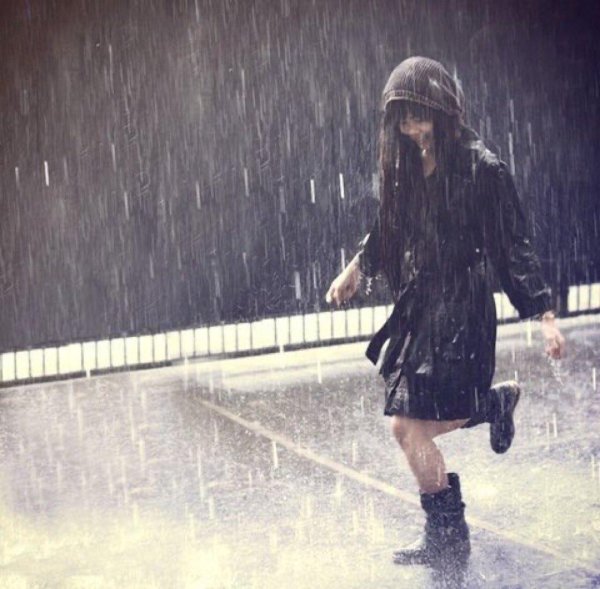 С дождем девушка