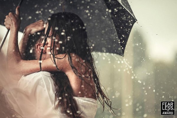 С дождем девушка