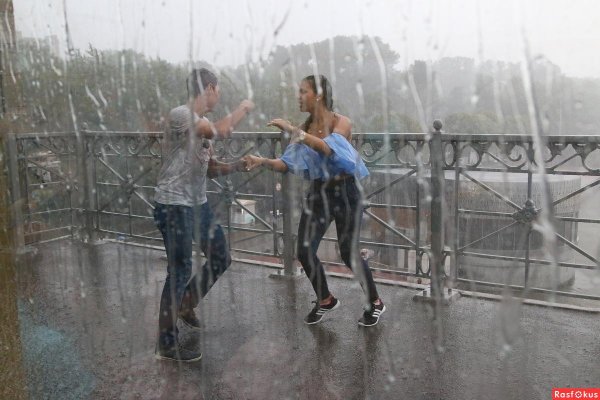 С дождем девушка