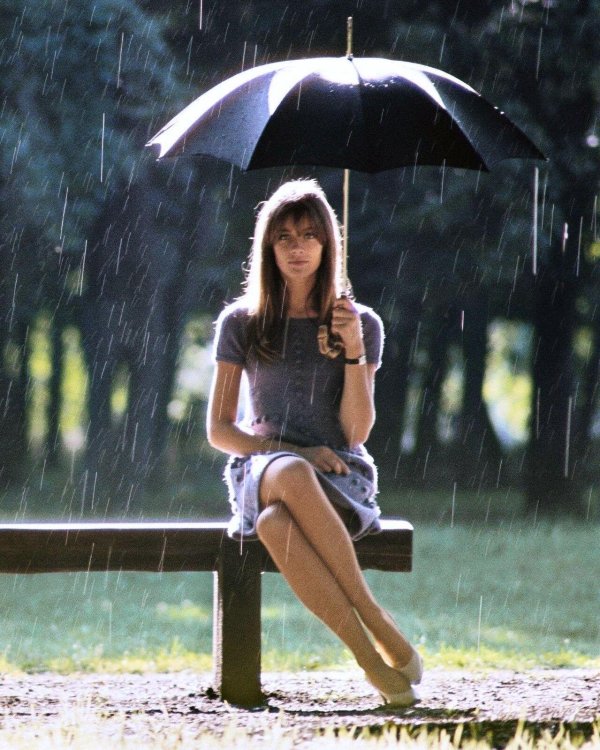 С дождем девушка