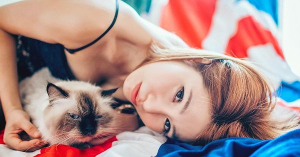 Девушка и кот